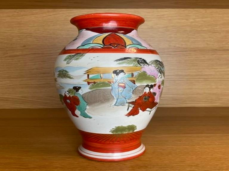 Japanese porcelain vase, hand painted - 2