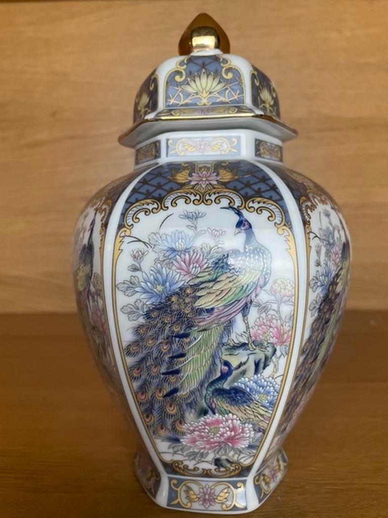 Japanese Oriental Peacock motif Traditional porcelain Pot Jar Urn gold trim lid: Eye catchy Japanese ginger jar/pot/urn Oriental Peacock motif With lid Approx 6 inches Multicoloured with gold detail Excellent used condition