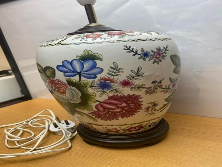 90s vintage ceramic Chinese table lamp. Asian lamp with floral pattern. - 2