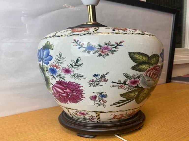 90s vintage ceramic Chinese table lamp. Asian lamp with floral pattern. - 4