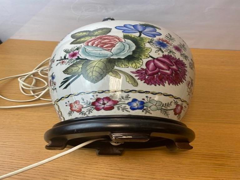 90s vintage ceramic Chinese table lamp. Asian lamp with floral pattern. - 5