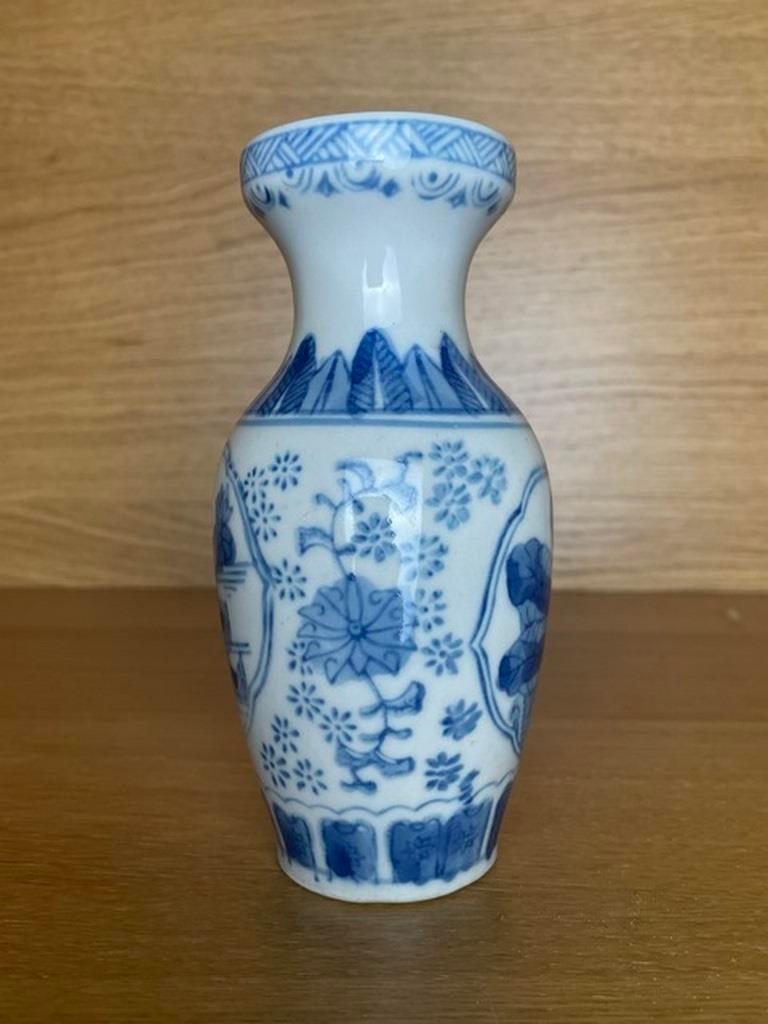 Vintage blue and white chinoiserie ceramic flower vase - 2