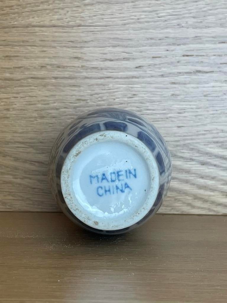 Vintage blue and white chinoiserie ceramic flower vase - 5