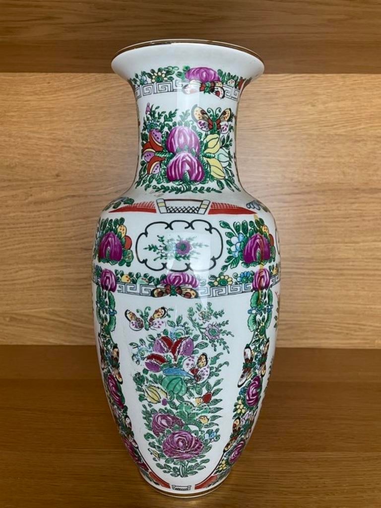 Antique Large Handpainted Chinese Ceramic Vase: This is a handpainted Chinese ceramic vase The vase is marked on the bottom Made in China Measurements- 12.4''/31 cm - height 6''/15 cm - max diameter 1.025 kg - weight In a great vintage condition Ma
