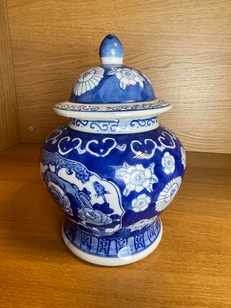 Chinese Blue and White 10 Porcelain Vase: Chinese Blue and White 10 Porcelain Vase