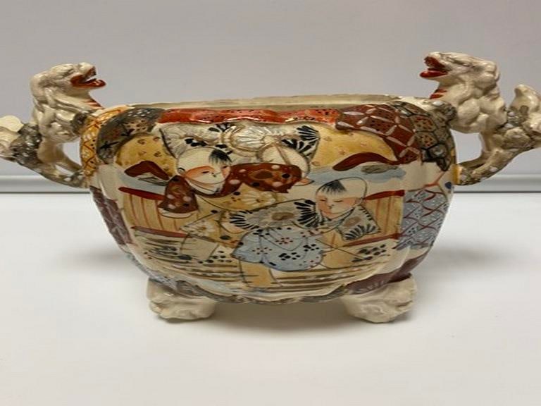 Antique Japanese Meiji Period Satsuma Incense Pot: A beautiful antique Meiji period Japanese gold gilt satsuma incense pot. Very fine hand painting of Japanese Samurai on one side and gentlemen on the other side. Lots of gold gilt with multicolored gl