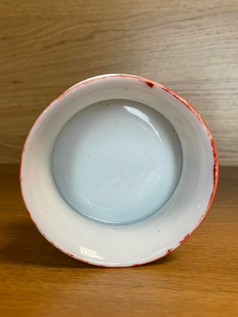 A Chinese famille rose bowl 19th century, of circular form with everted rim and shallow circular bas - 3