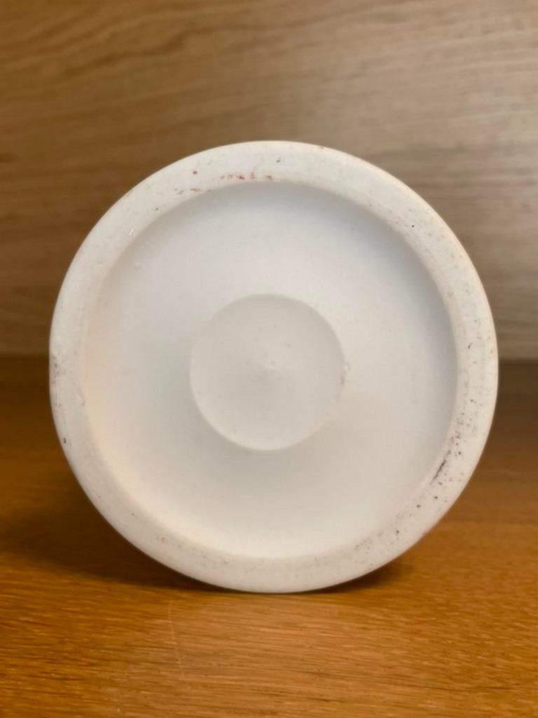 A Chinese famille rose bowl 19th century, of circular form with everted rim and shallow circular bas - 4