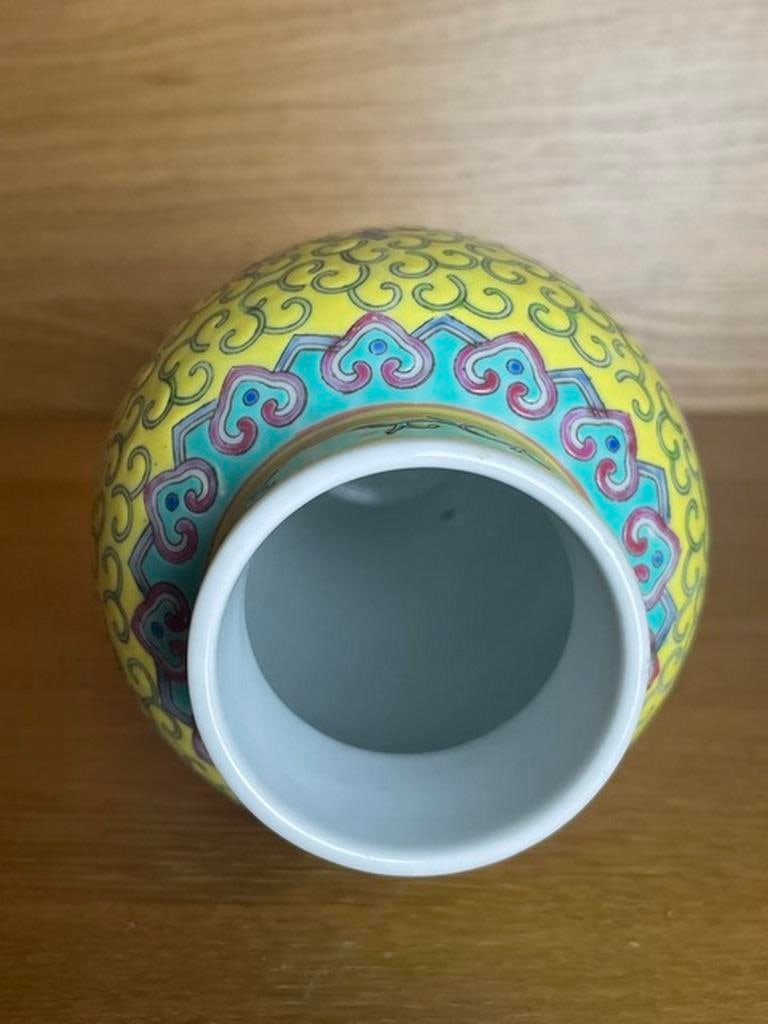 Chinese yellow famille rose vase - 4