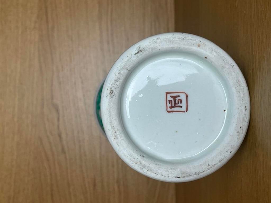 A CHINESE KANGXI STYLE FAMILLE VERTE PORCELAIN SLEEVE VASE. the body decorated with dragons, base wi - 4