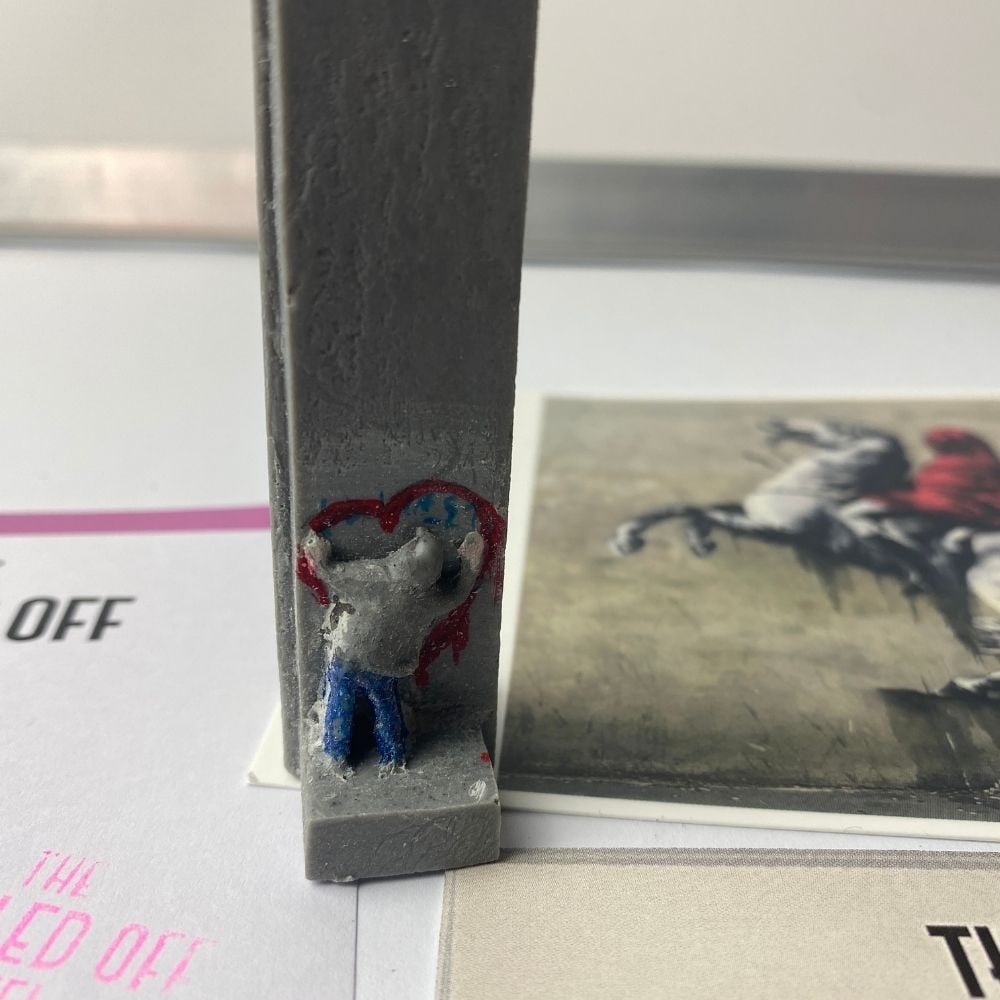 BANKSY- THE WALLED OFF HOTEL KEY FOB - 2022: BANKSY- THE WALLED OFF HOTEL KEY FOB - 2022 New Edition Key Ring Sculpture.The Walled Off Hotel Hand painted. Hand made key fob sculpture. 1 x key Panel Size- 8.8 x 7.7 x 3.1cm Limited edition of 100T