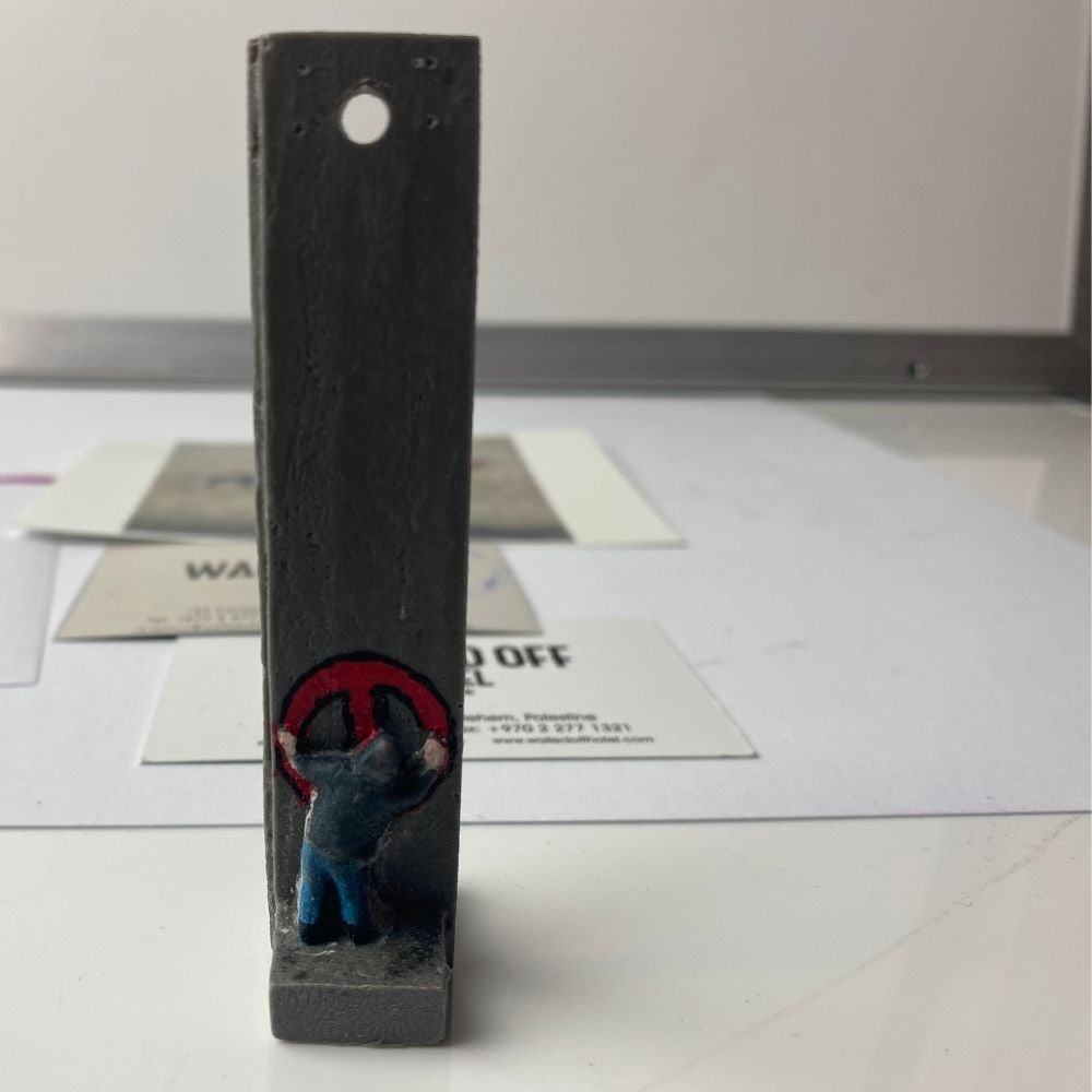 BANKSY- THE WALLED OFF HOTEL KEY FOB -: BANKSY- THE WALLED OFF HOTEL KEY FOB - 2022 New Edition Key Ring Sculpture.The Walled Off Hotel Hand painted. Hand made key fob sculpture. 1 x key Panel Size- 8.8 x 7.7 x 3.1cm Limited edition of 100T