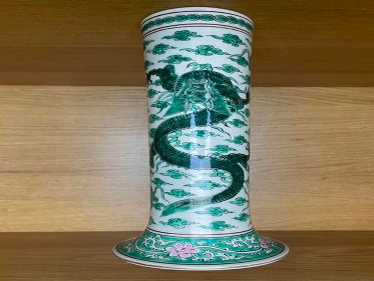 A CHINESE KANGXI STYLE FAMILLE VERTE PORCELAIN SLEEVE VASE. the body decorated with dragons, base wi (1 of 4)