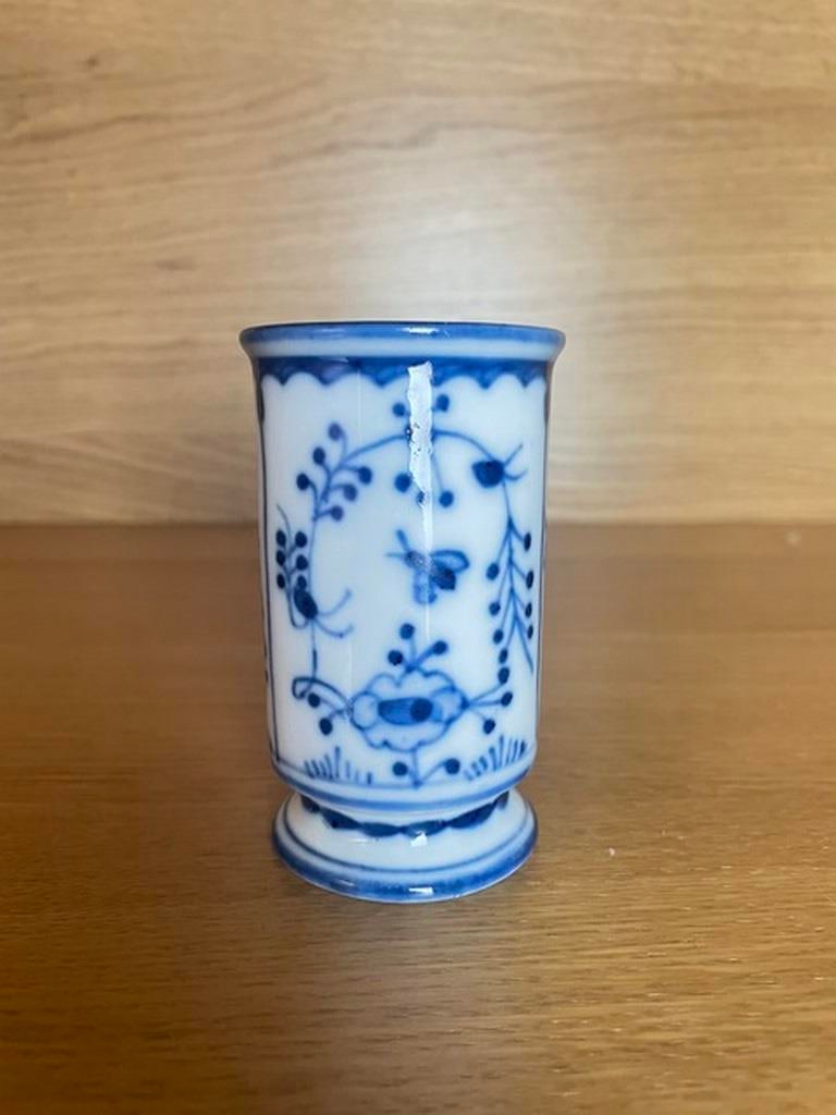 Nice Meissen Porcelain Blue Onion Tankard Porzellan Humpen Stein: It is decorated with the famous blue onion / Zwiebelmuster design in under glaze blue with a nice relief design to the paste around the bottom edge. You can feel the blue sunk into the paste and it ha