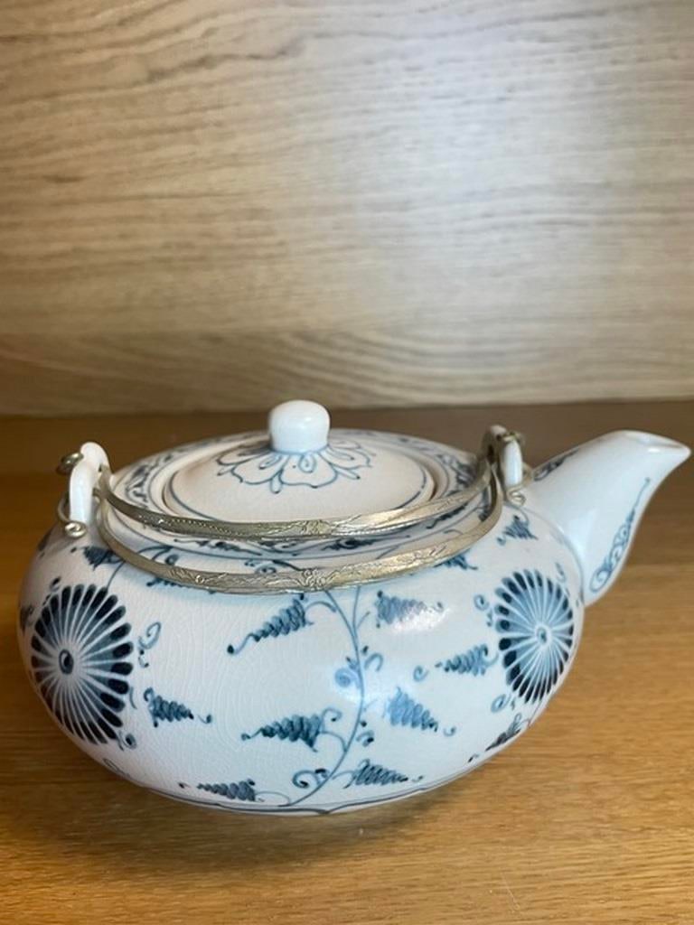 Royal Copenhagen Antique Blue Fluted Fluted tureen: Royal Copenhagen Antique Blue Fluted Fluted tureen. Chips on the edge of the lid. Measures 15 cm
