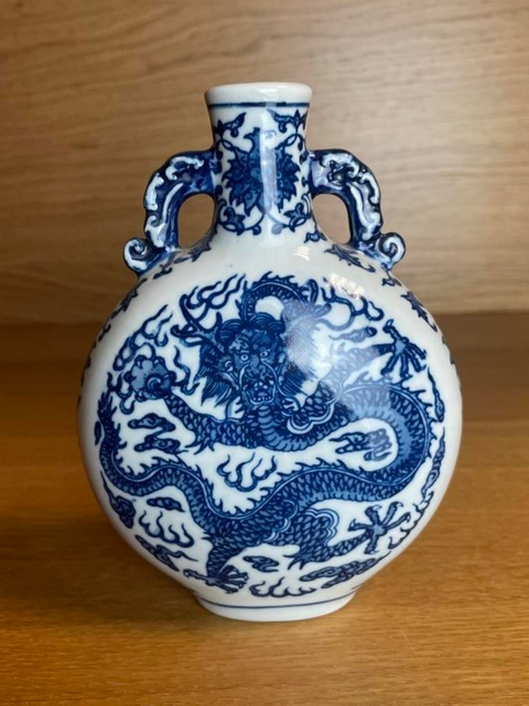 Qing Dynasty Kangxi Blue and white Dragon pattern binaural flask Vase: Qing Dynasty Kangxi Blue and white Dragon pattern binaural flask Vase