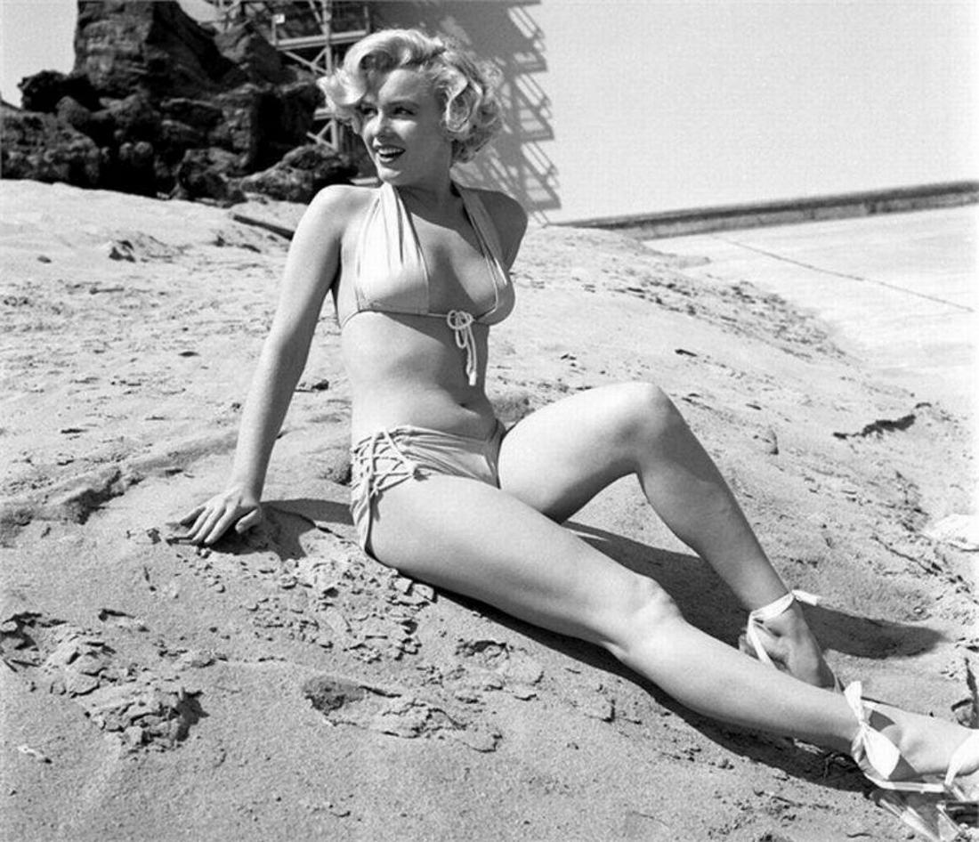 Earl Theisen, 1951 Marilyn Monroe on the beach 8x10: Earl Theisen, 1951 Marilyn Monroe on the beach, 8x10 framed photo. Metallic Finish Photo Print Size 8x10 Printed in a Professional Photo Lab. Bright, durable, tear resistant premium paper with almost 
