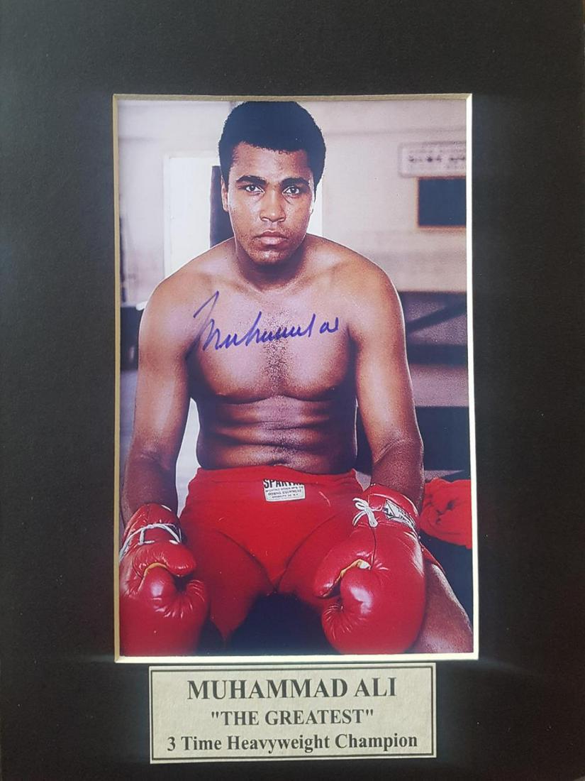 Muhammedd Ali Signed and Matted Photo: Muhammedd Ali Signed and Matted Photo.. Matt Size 8 x 10
