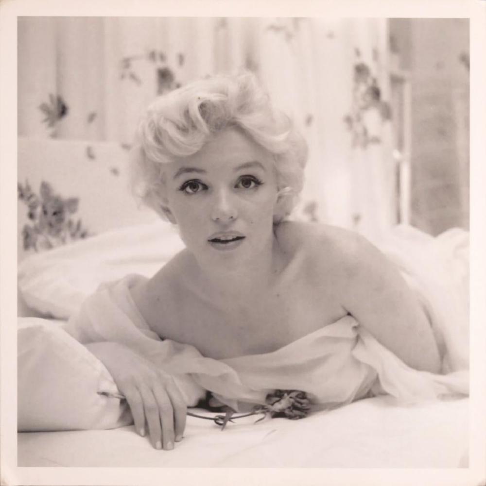 CECIL BEATON - Marilyn Monroe, 1956 framed photo: CECIL BEATON - Marilyn Monroe, 1956. 8x10 framed photo. Framed size Approx: 14x16 inches. Metallic Finish Photo Print Size 8x10 Printed in a Professional Photo Lab. Bright, durable, tear resistant pre
