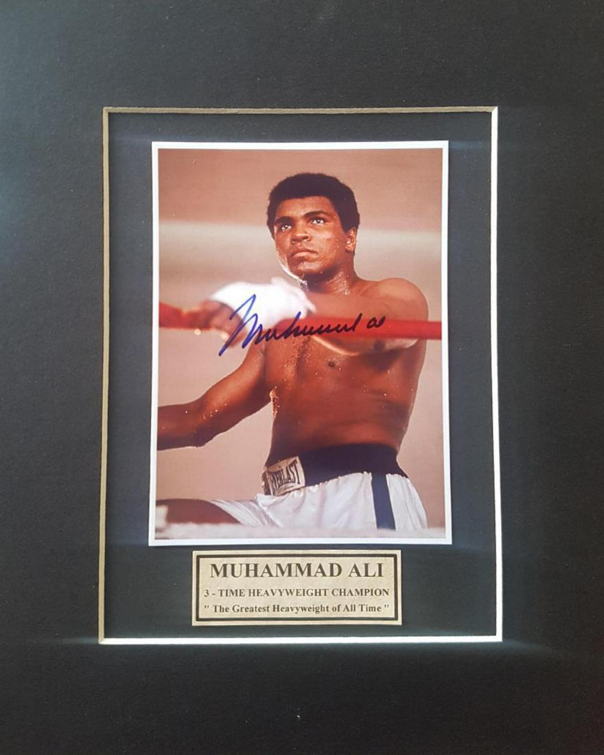 Muhammedd Ali Signed and Matted Photo.. Matt Size 8 x: Muhammedd Ali Signed and Matted Photo.. Matt Size 8 x 10