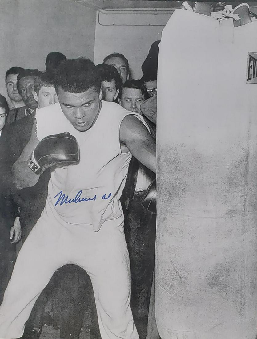 Muhhammed Ali Signed 8 x 10 very rare Training Photo: Muhhammed Ali Signed 8 x 10 Very rare Training Photo