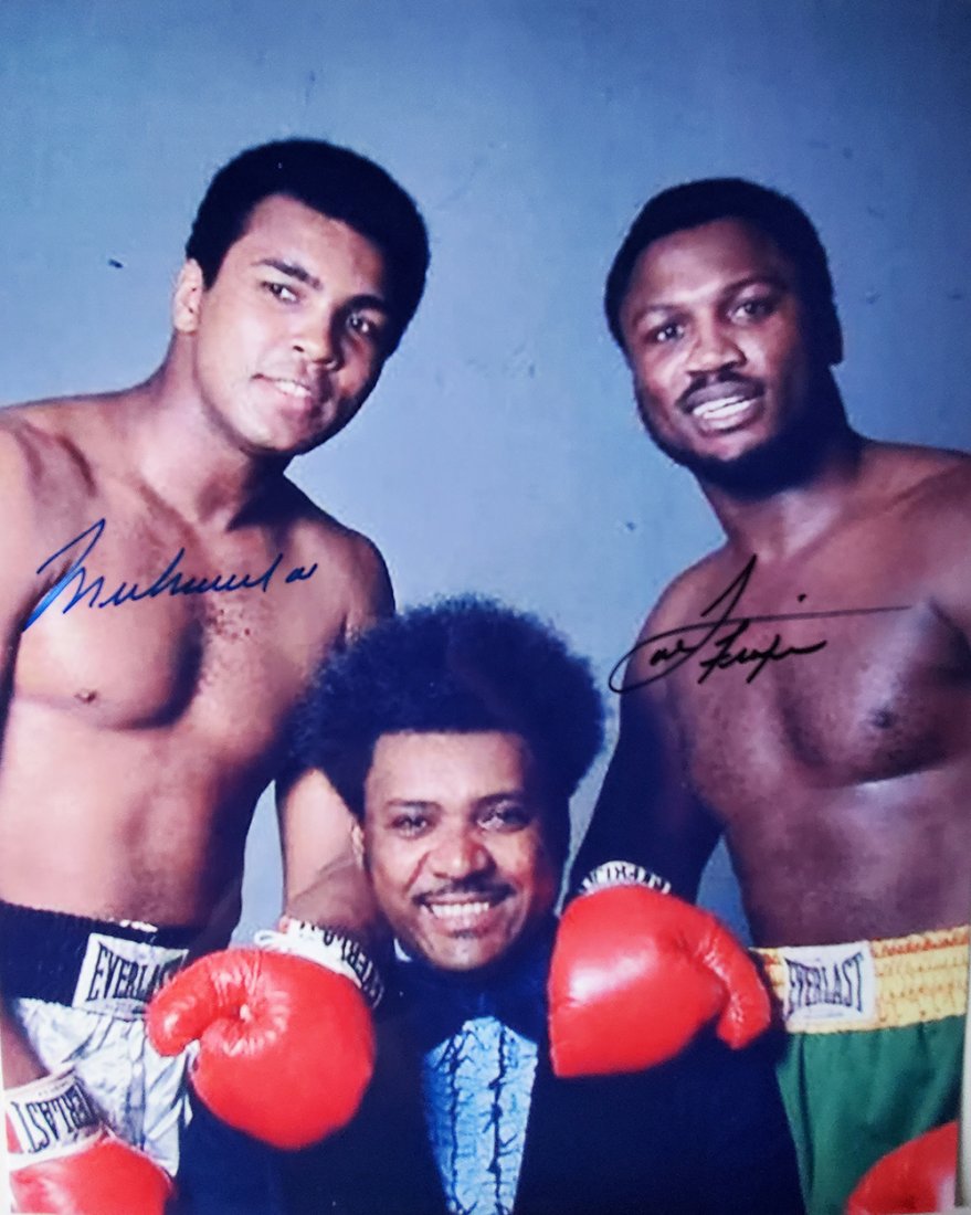 MUHAMMAD ALI & JOE FRAZIER AUTOGRAPH 8x10 PHOTO: MUHAMMAD ALI & JOE FRAZIER AUTOGRAPH 8x10 PHOTO