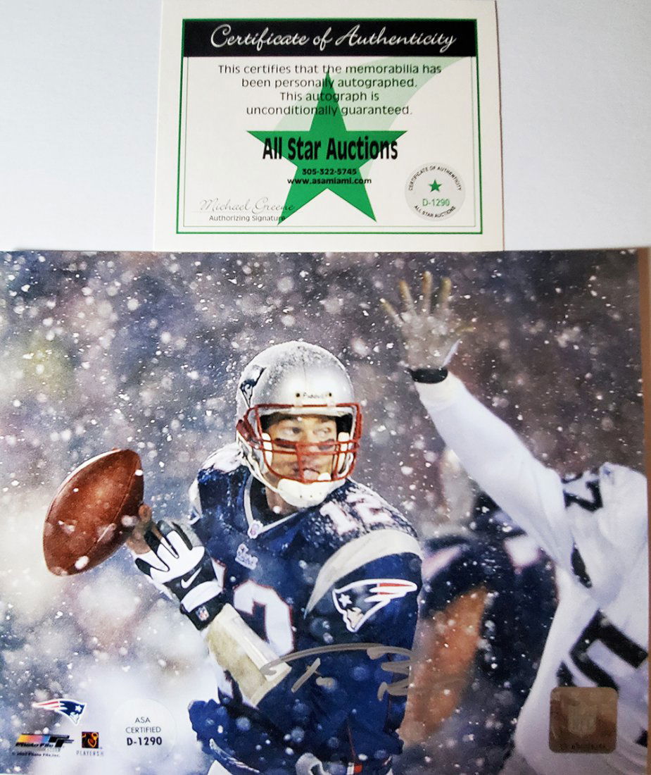 Tom Brady Signed 8x10 photo with coa: Tom Brady Signed 8x10 photo with coa