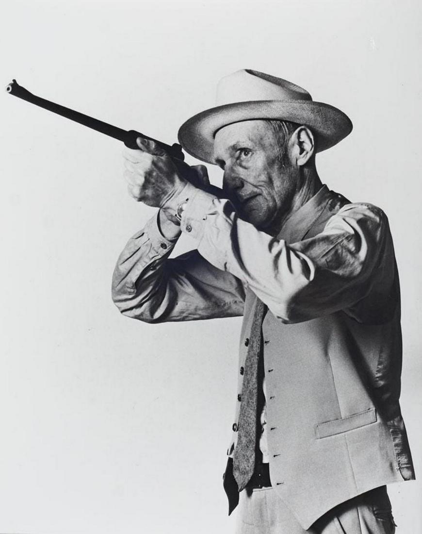 Robert Mapplethorpe, William s. Burroughs, Gelatin: Robert Mapplethorpe William s. Burroughs Gelatin silver photo Year: 1949 Printed: 1982, Size: 25x20 cm. The procenance of the photo is included BIO: In the 1970s, Robert Mapplethorpe and musician, poe