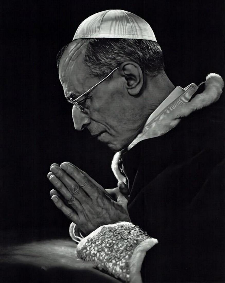 YOUSUF KARSH, POPE PIUS XII Italy, 1949: Photographer: Yousuf Karsh (Armenian born Canadian, 1908 - 2002) - Internationally renown Canadian photographer best known for iconic portraits of historical figures including world leaders, artists, 