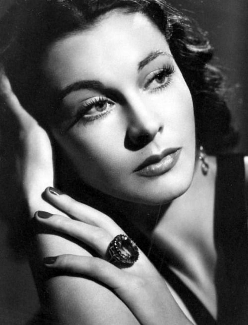 George Hurrell, Vivien Leigh, 1940: Photographer: George Edward Hurrell - (1904-1992) was a photographer who contributed to the image of glamour presented by Hollywood during the 1930s and 1940s. Title: Vivien Leigh Date Of Negative: 19