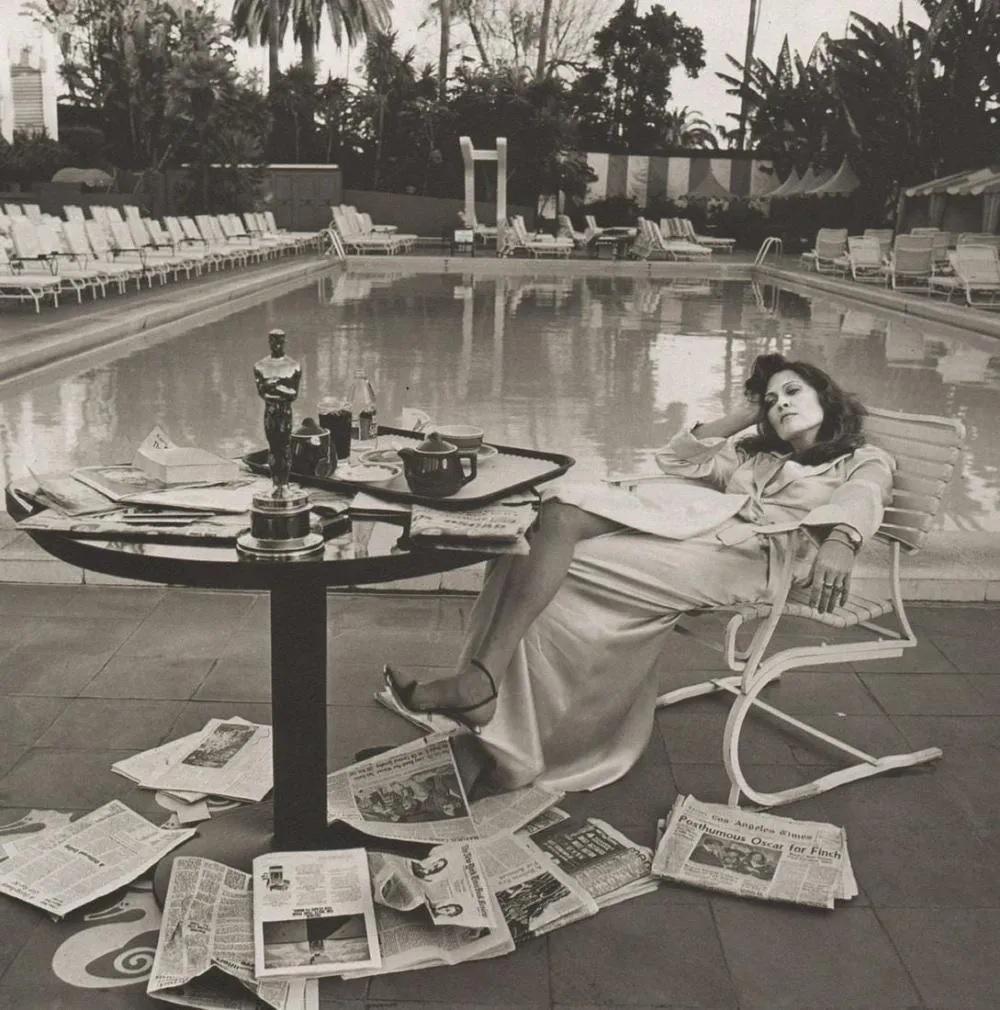 TERRY O'NEILL - Faye Dunaway, Beverly Hills Hotel, 1977 (1 of 1)