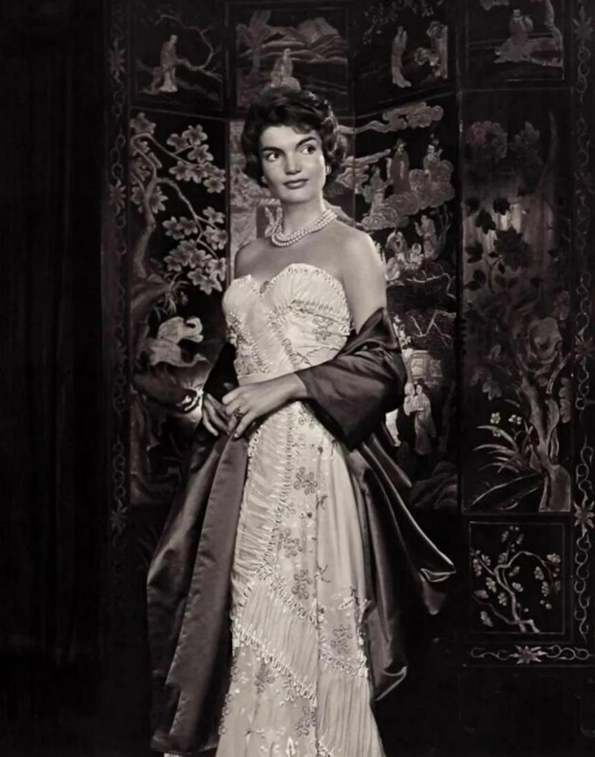 YOUSUF KARSH, JACQUELINE KENNEDY, 1960: Photographer: Yousuf Karsh(1908-2002) was an Armenian-Canadian portrait photographer, considered one of the greatest portrait photographers of the 20th century. His recognizable portraits include icon