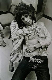 Annie Leibovitz, Keith Richards, Fort Worth, Texas, 1972: Photographer: Annie Leibovitz October 2, 1949. Anna-Lou "Annie" Leibovitz is an American portrait photographer. She is best known for her engaging portraits, particularly of celebrities, which often f