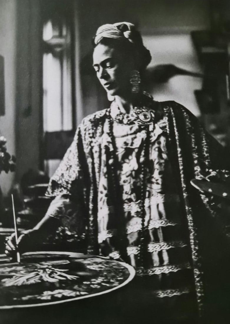 FRIDA KAHLO, PINTANDO, 1942: Subject: Pintando Subject/Title- Frida Kahlo Photos Type Of Print: Authentic Vintage Sheet Fed Photogravure/Heliogravure Date Of Print: 2021 Publisher: Taschen GmbH Paper: Medium weight, clay coat - s