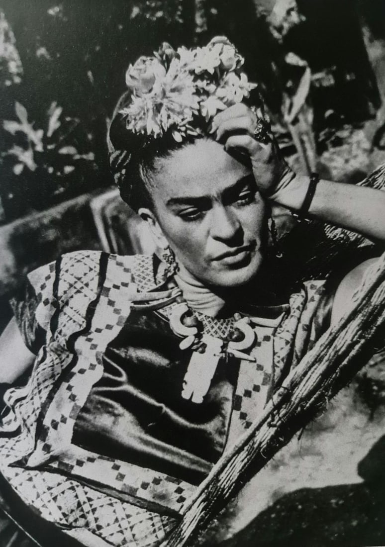 FRIDA KAHLO, SELF PORTRAIT DEDICATED TO DOCTOR LEO ELOESSAR, 1940: Subject: Self Portrait dedicated to Doctor Leo Eloessar Subject/Title- Frida Kahlo Photos Type Of Print: Authentic Vintage Sheet Fed Photogravure/Heliogravure Date Of Print: 2021 Publisher: Taschen Gm