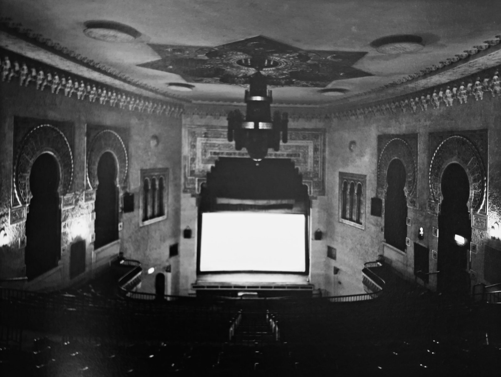 Hiroshi Sugimoto, Cinerama Dome, Hollywood, 1993: Subject: Hiroshi Sugimoto, Cinerama Dome, Hollywood Type: Sheet-fed Photograuvere Year: 2005 Publisher: Hatje Cantz Verlag Size: 8.5" x 6.5" Country of Origin: Japan Condition: Excellent