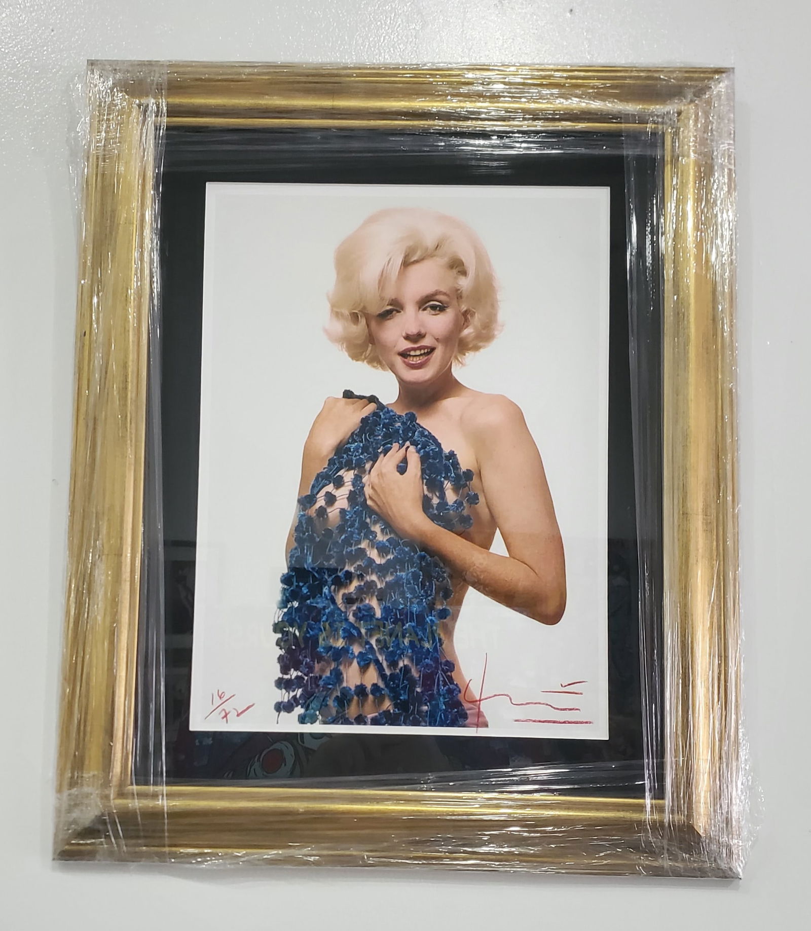 Bert stern, "MARILYN IN CHINILLE", Signed Limited Edition, Ink jet print, 2011: Bert stern MARILYN IN CHENILLE 2011 No 16/72 Mythical photo from "The Last Sitting" (1962) Ink jet print by bert stern 25 X 35,5 cms signed on both sides certificate signed by the artist in his lifeti
