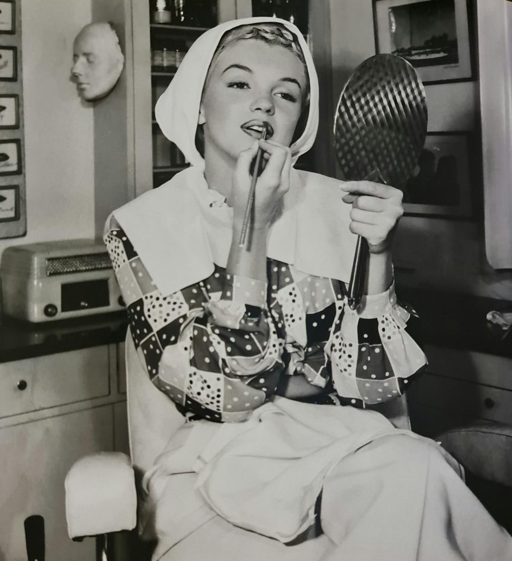 Marilyn Monroe, Putting on makeup, 1949 (1 of 1)