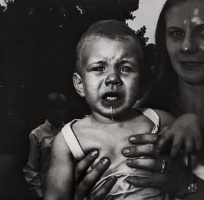 Diane Arbus, Mother holding hr child, N.J., 1967