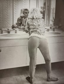 Marilyn Monroe looking in the mirror - 1