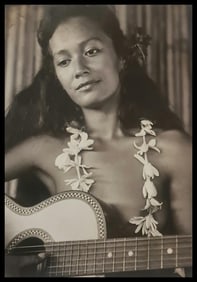 Adolphe Sylvain, Greta playing the guitar, 1950