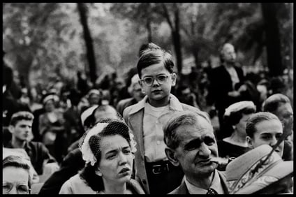 Diane Arbus, Boy above a crowd, N.Y.C., 1956