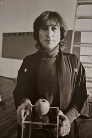 Allen Tannenbaum, John Lennon and apple, 1980