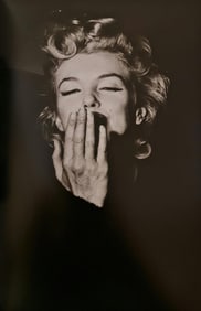 Marilyn Monroe, A farewell kiss for English reporters before boarding a plane, 1956