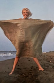 Marilyn Monroe with dress on the beach