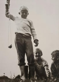 Michel Compte, Boy playing with a sling in Bosnia, 1996