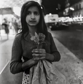 Diane Arbus, Child selling plastic orchids at night, N.Y.C., 1963