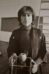 Allen Tannenbaum, John Lennon and apple, 1980