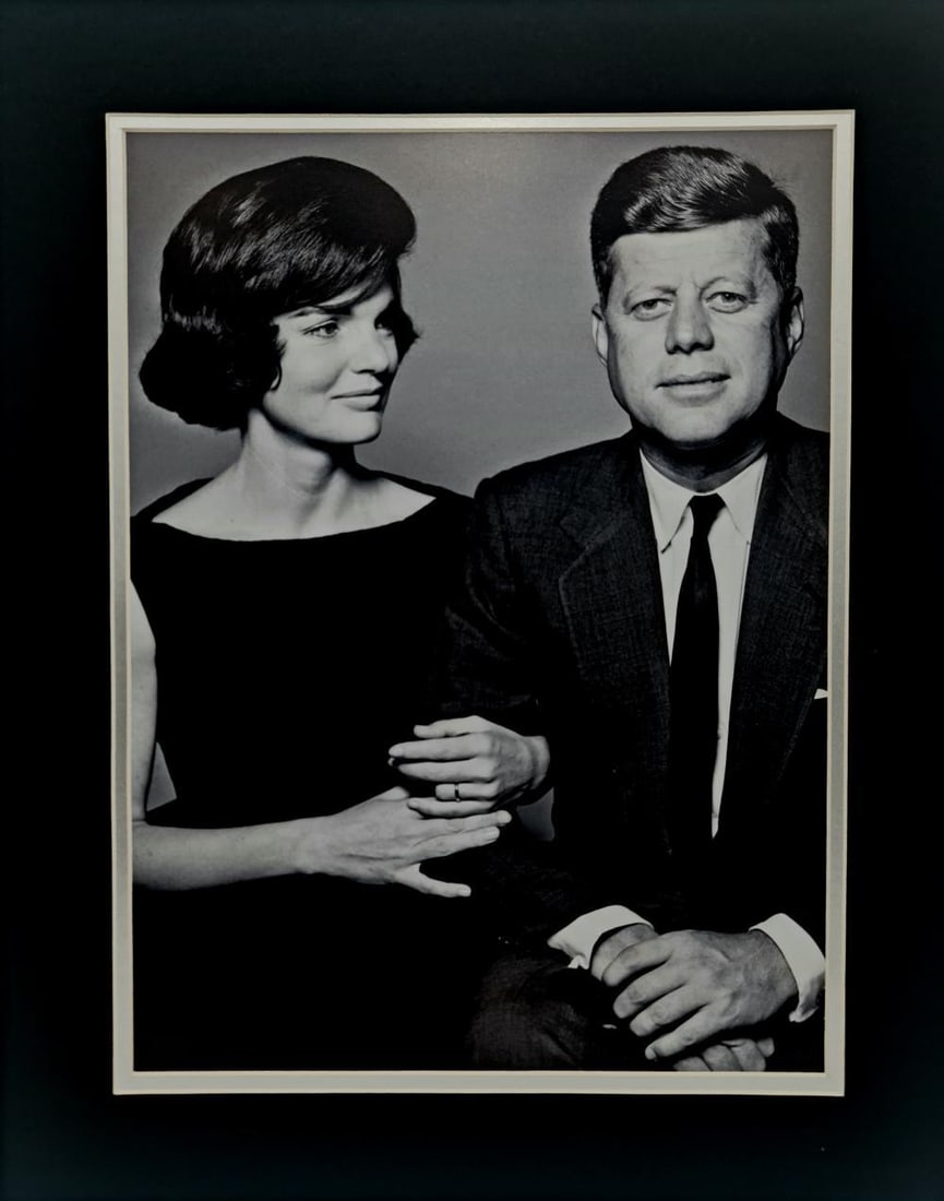 Portait Of 35Th U.S President, John F Kennedy With Jackie O: Subject:Portait of 35th U.S President, John F Kennedy with Jackie O Description: John Kennedy & Jacqueline Kennedy Onassis Type: Photo Reproduction Print Matte Size: 16" x 20" Country of Origin: USA C