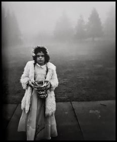 Diane Arbus, A flower girl at a wedding, Conn., 1964
